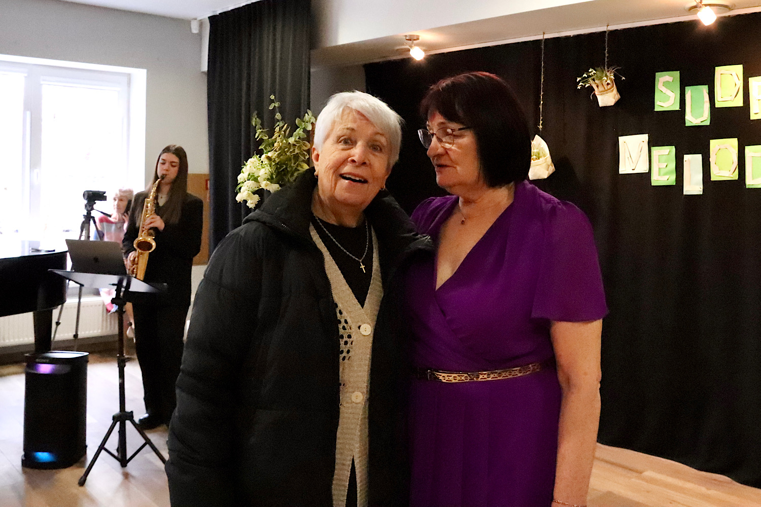 Seniori ierodas uz pasākumu