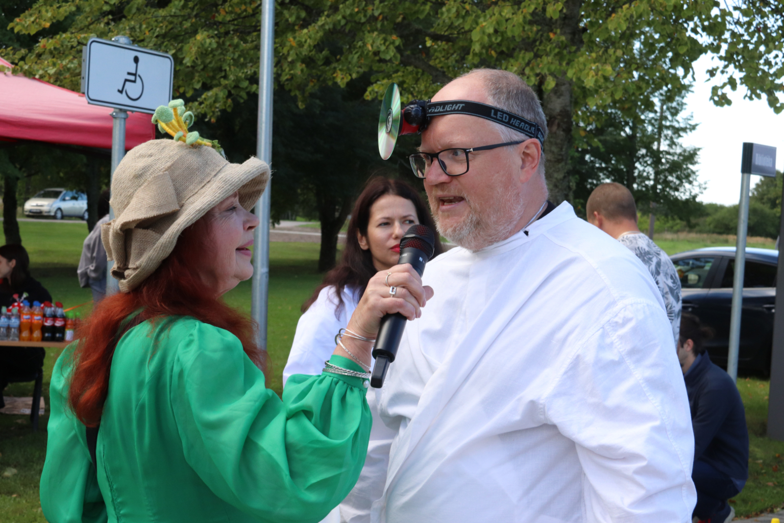 Regīna Devīte iepazīstina ar Ziru "ārstu"