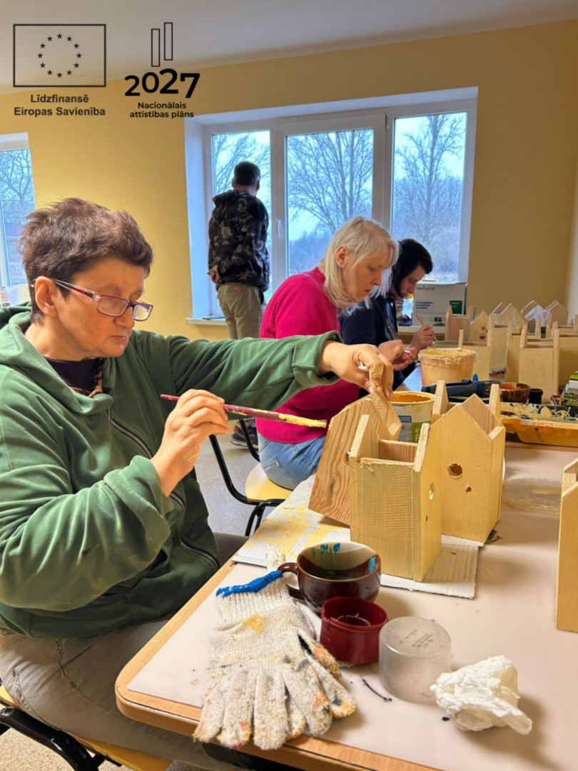 . Šobrīd dalībnieki aktīvi gatavo putnu barotavas, putnu būrīšus un veido dažādus Valentīndienas dekorus