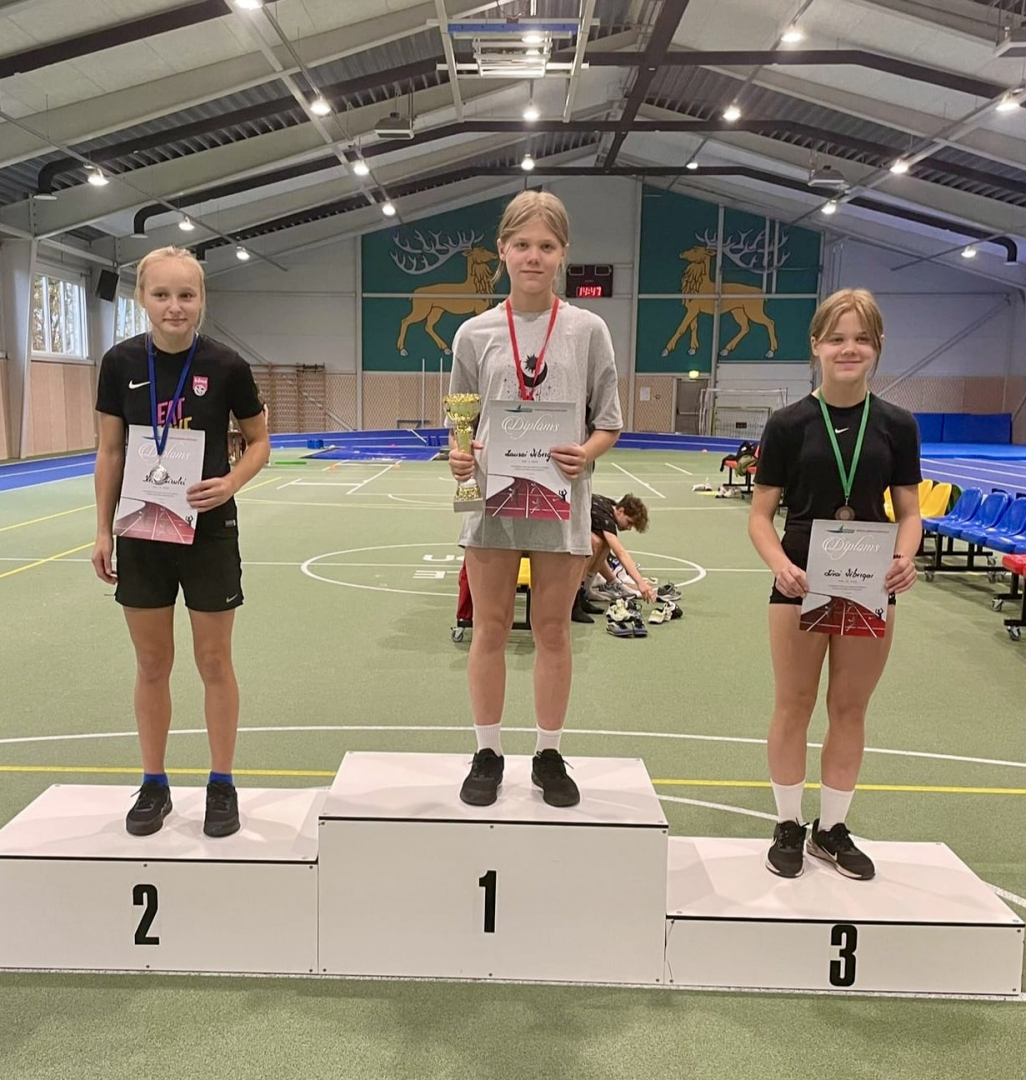 Sportisti ar diplomiem un medaļām