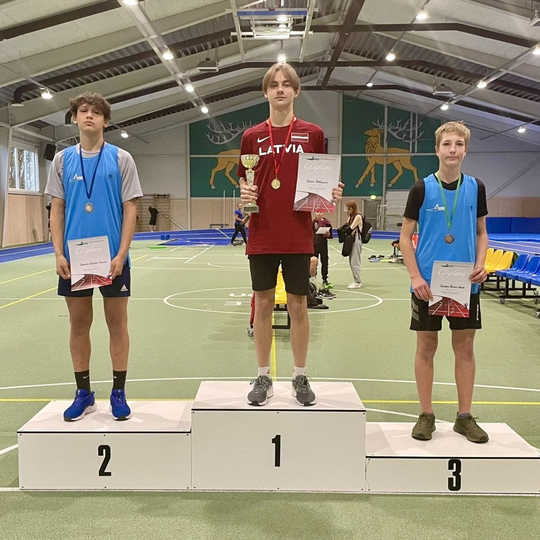 Sportisti ar diplomiem un medaļām