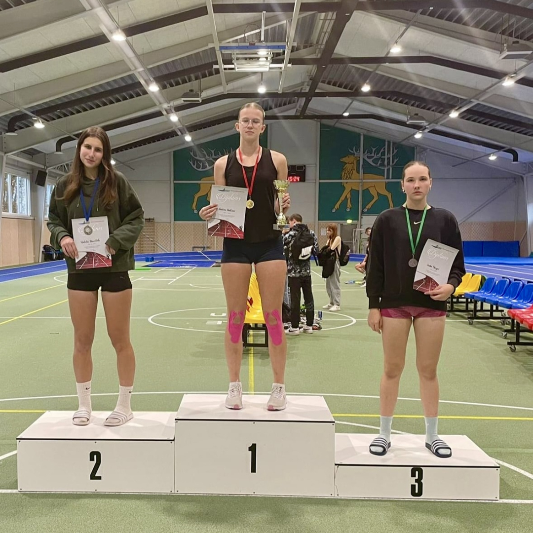 Sportisti ar diplomiem un medaļām