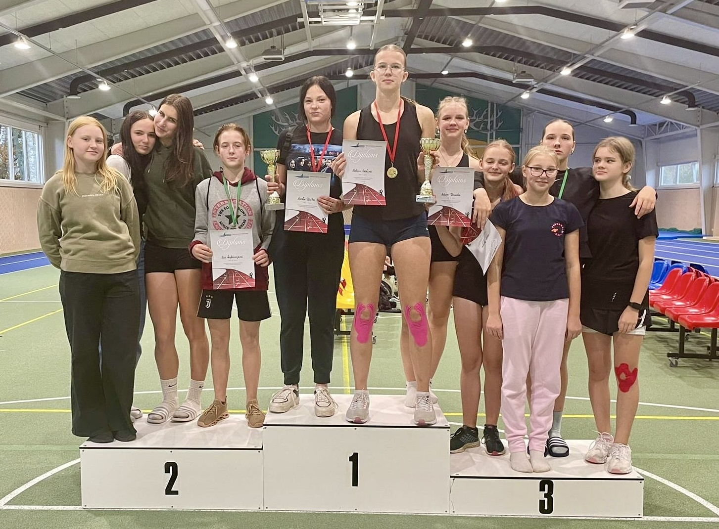 Sportisti ar diplomiem un medaļām