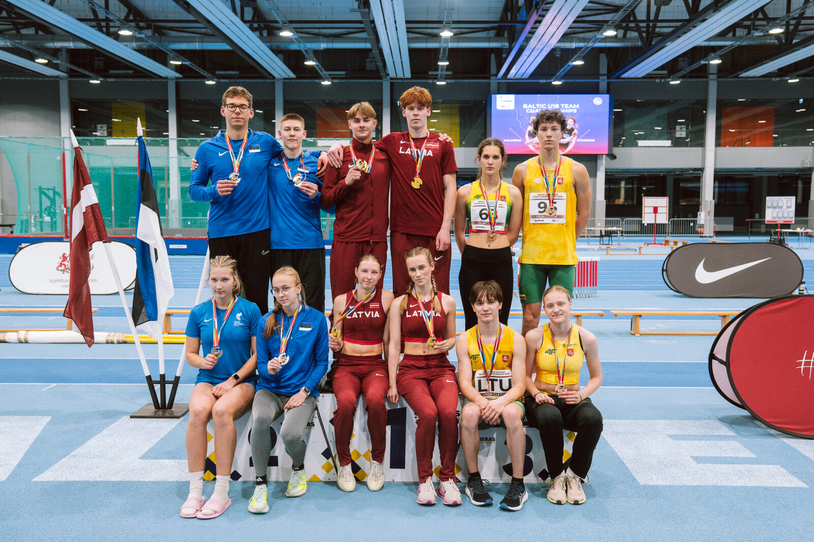 Sportisti ar saņemtajām medaļām