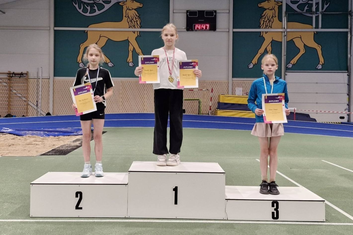 Tāllēkšanas U12 meiteņu pjedestāls