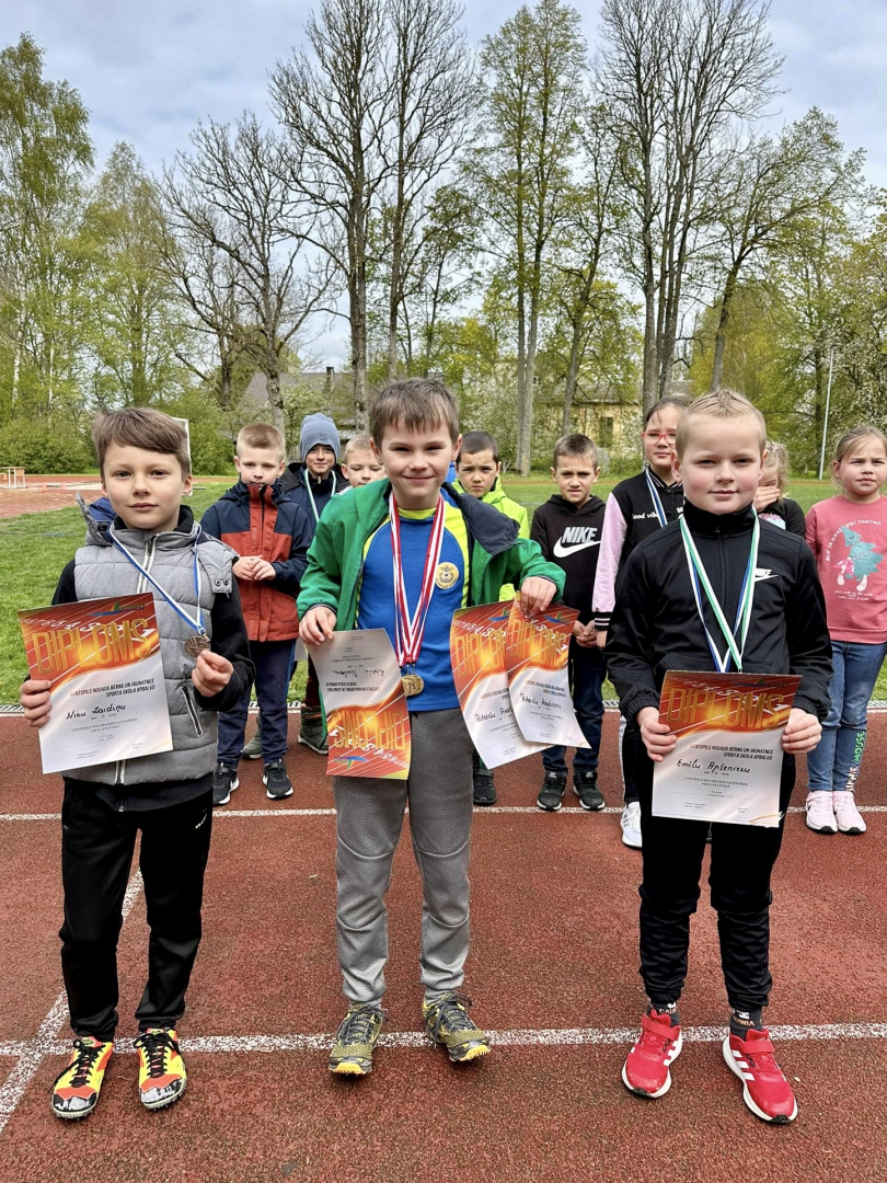 Sportisti ar medaļām un diplomiem