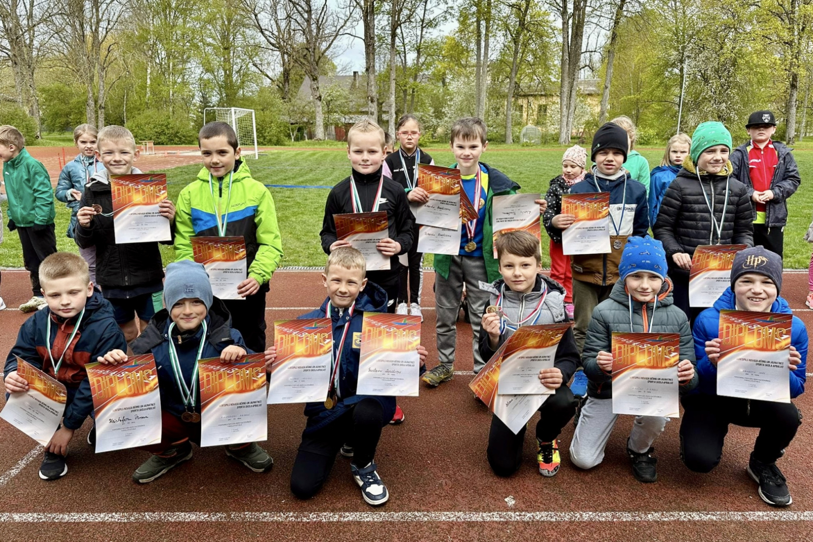 Sportisti ar medaļām un diplomiem