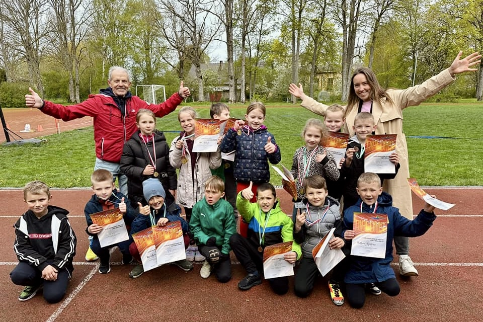 Sportisti ar medaļām un diplomiem