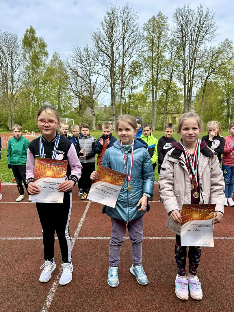 Sportisti ar medaļām un diplomiem