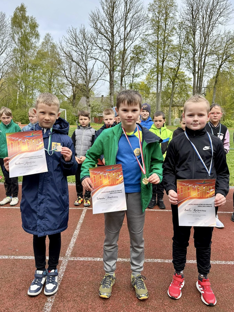 Sportisti ar medaļām un diplomiem