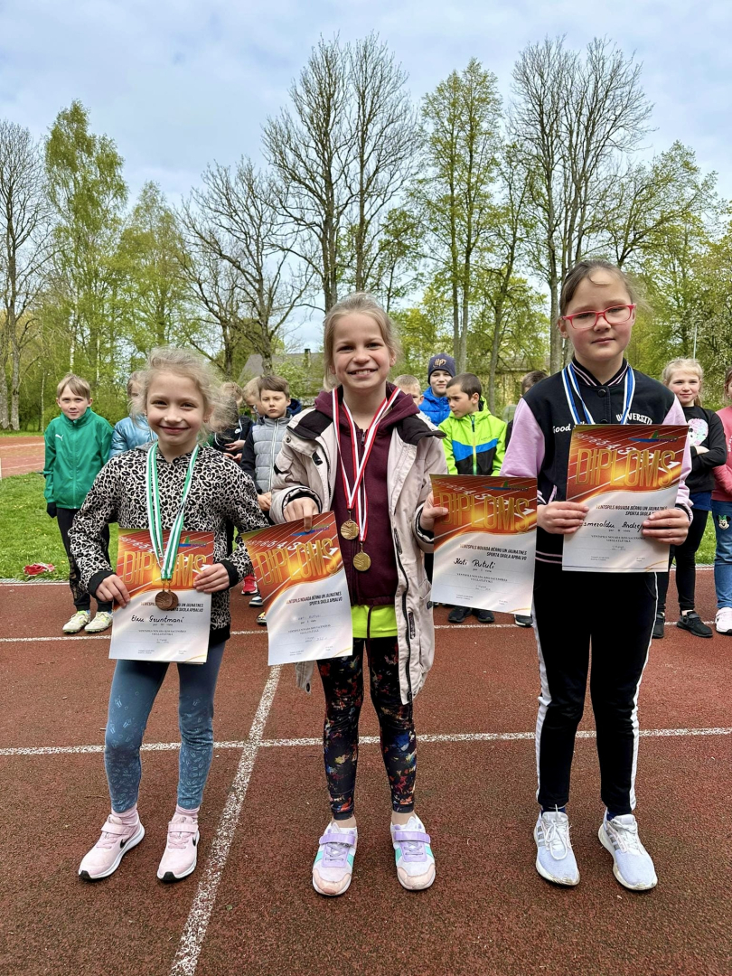 Sportisti ar medaļām un diplomiem