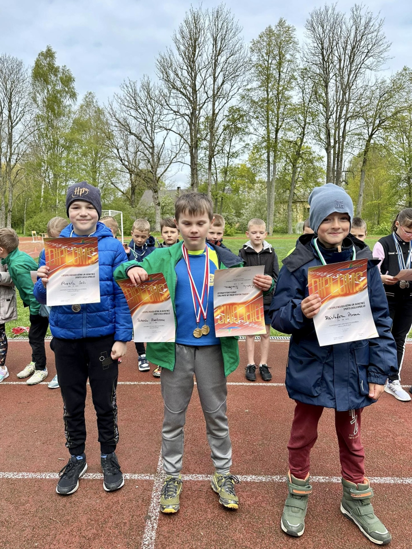 Sportisti ar medaļām un diplomiem