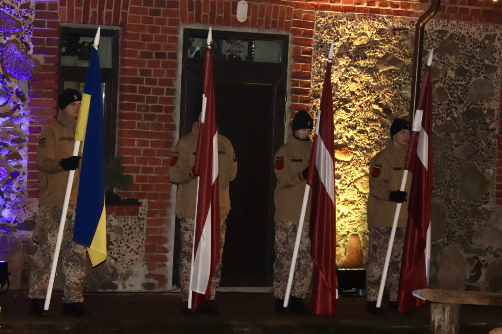 Jaunsargi ar karogiem