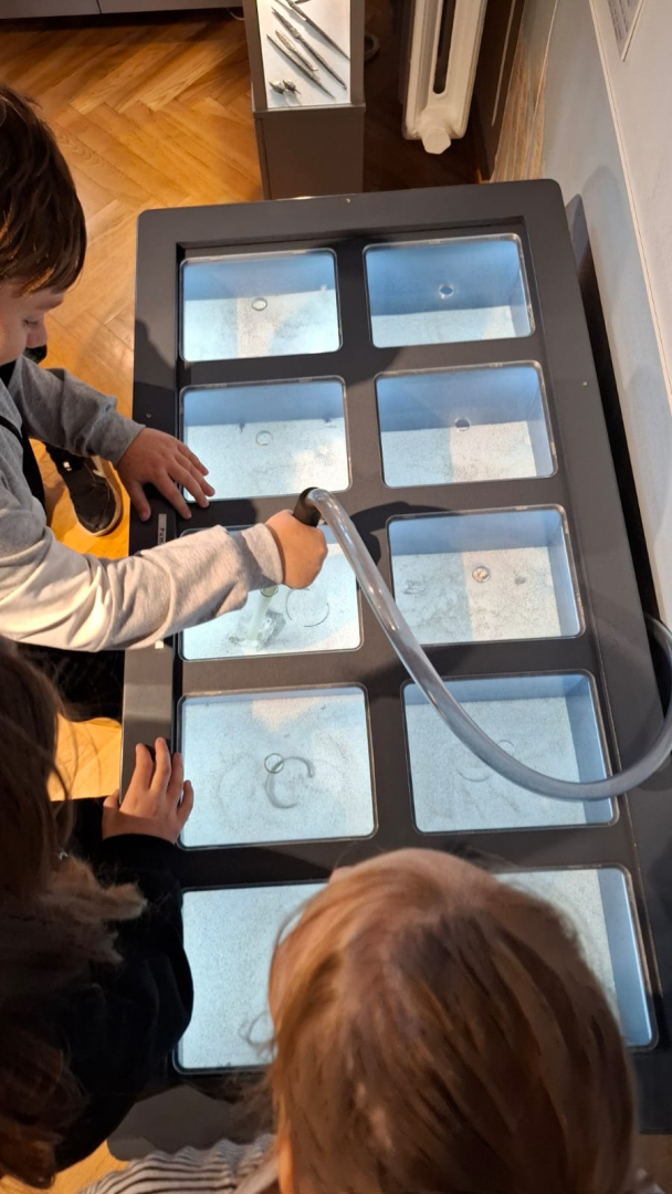 Bērni darbojas muzejā