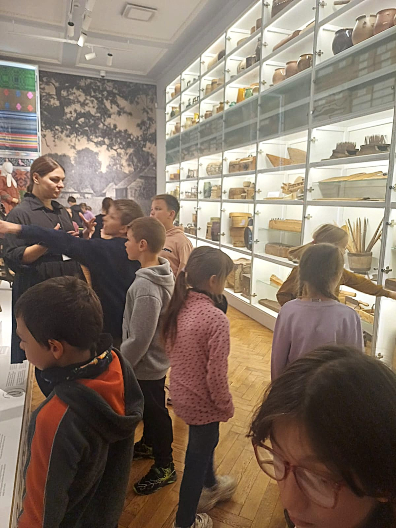 Bērni apskata muzeja eksponātus