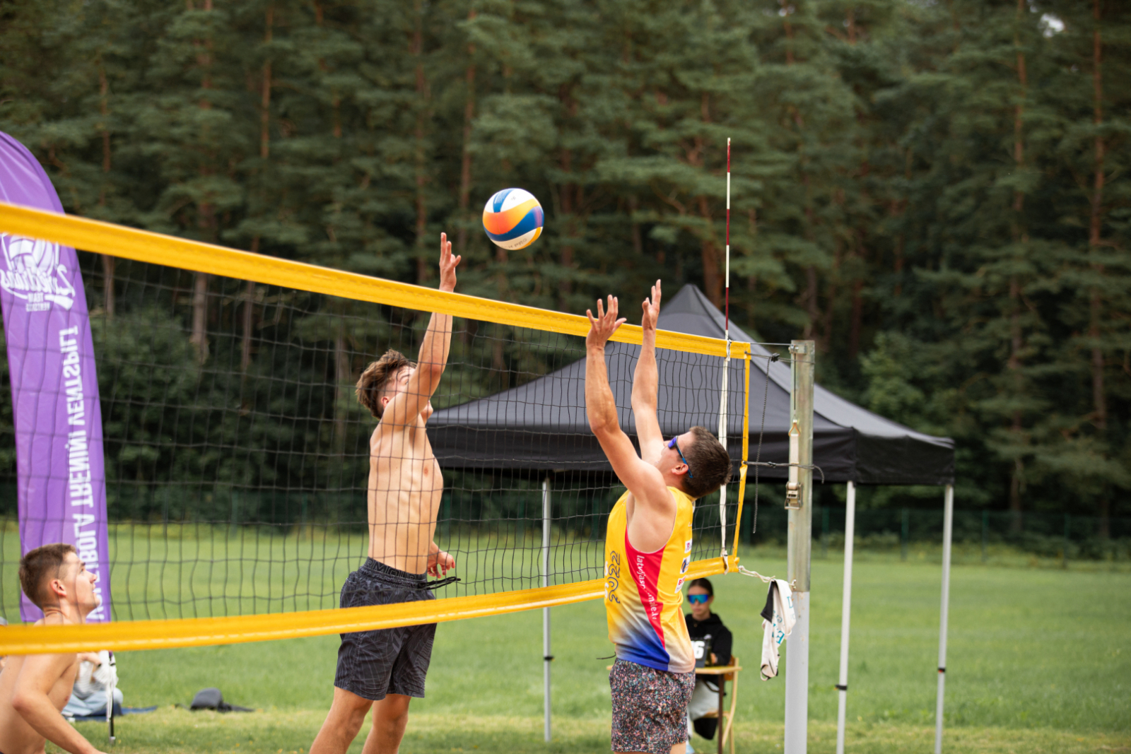 Vīriešu volejbola čempionāts rit pilnā sparā