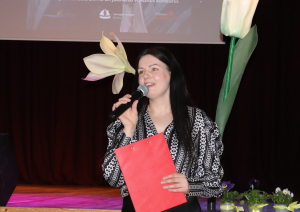 Sieviete ar mikrofonu