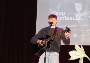 Dziedātājs ar ģitāru