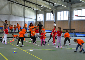 Bērni piedalās sportiskās aktivitātēs