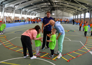 Bērni piedalās sportiskās aktivitātēs