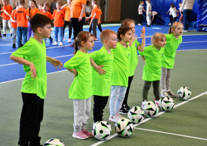 Bērni piedalās sportiskās aktivitātēs