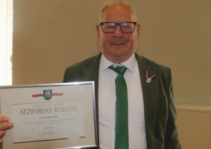 Jānis Freimanis saņem pateicību par ilggadējo darbu