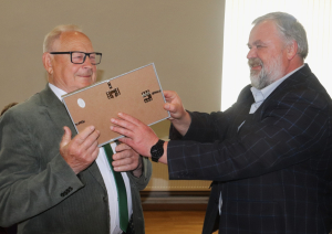 Jānis Freimanis saņem pateicību par ilggadējo darbu